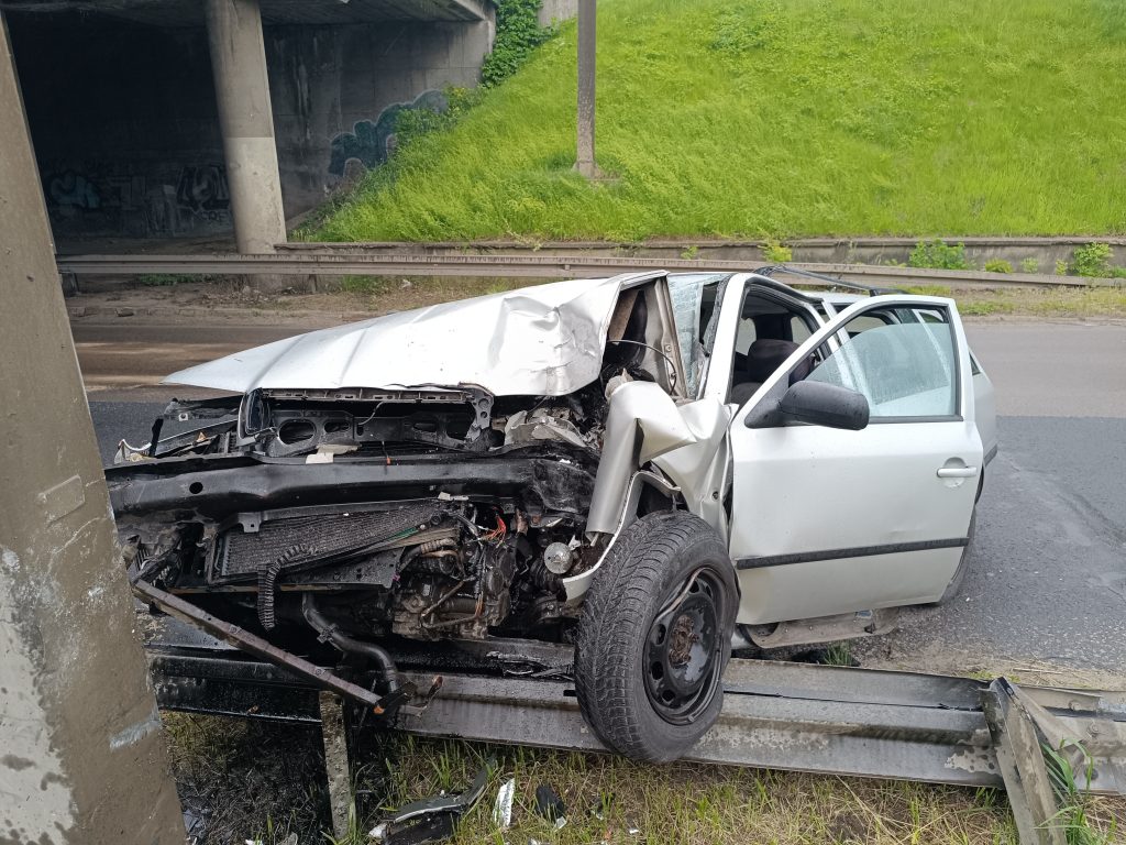 Skoda wypadła z drogi i uderzyła w słup. Kierowca ranny, są utrudnienia w ruchu (zdjęcia)