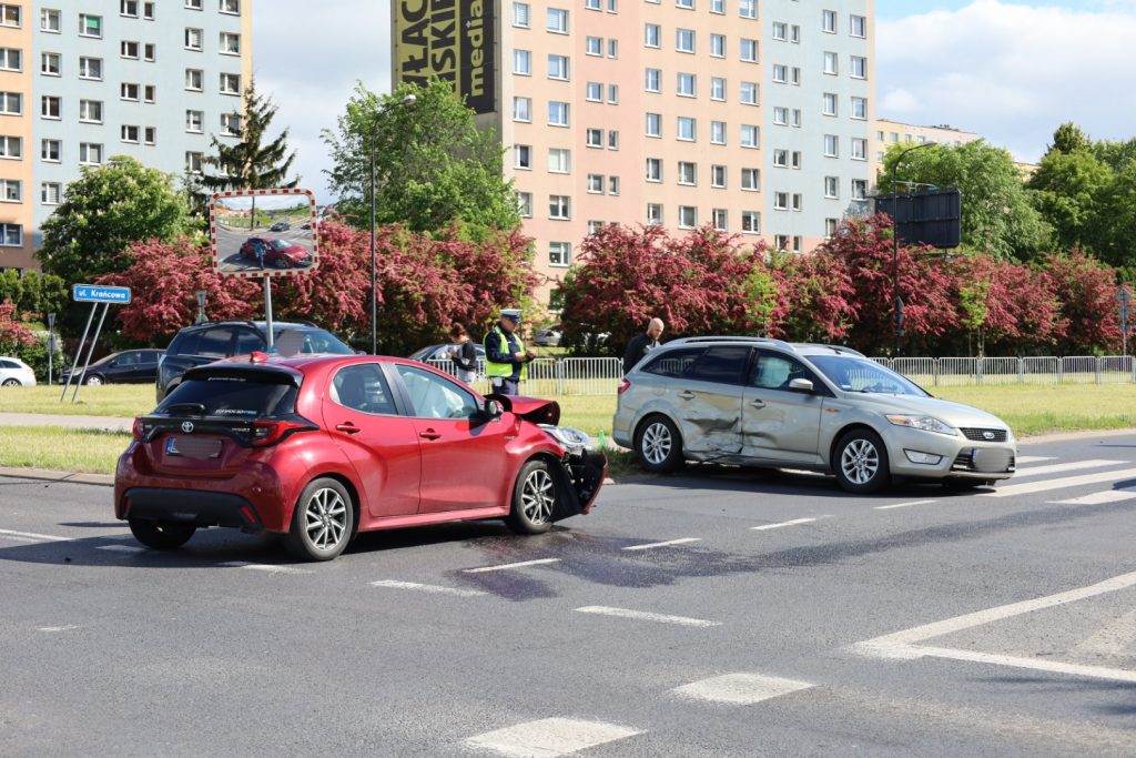 Nie zauważył znaków ani czerwonych linii. Na rondzie przy Makro wjechał w bok forda (zdjęcia)