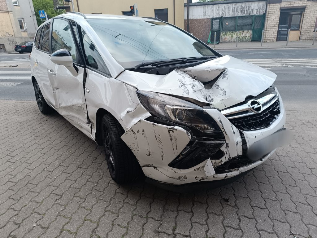 Wjechała na czerwonym, doprowadziła do zderzenia z audi i potrąciła pieszego. Zapewniała że miała zielone (zdjęcia )