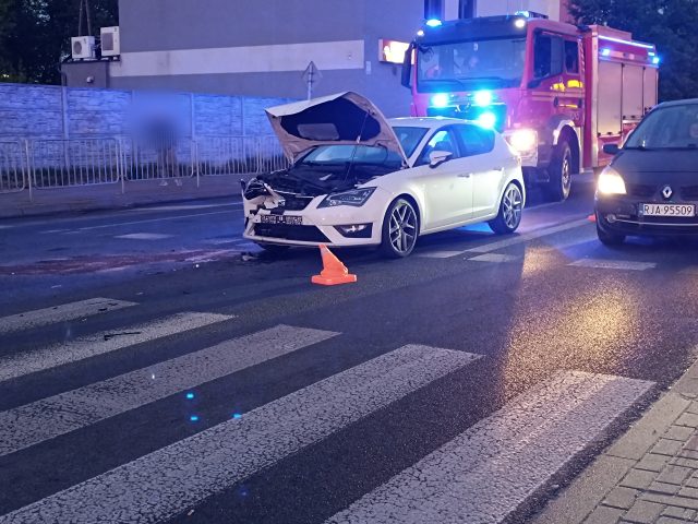 Zgasło zielone, kierowca renaulta zaczął hamować. Zaskoczyło to kierującego seatem (zdjęcia)