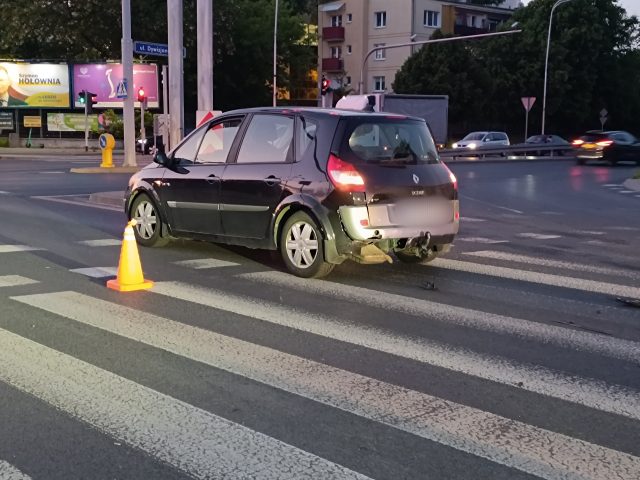 Zgasło zielone, kierowca renaulta zaczął hamować. Zaskoczyło to kierującego seatem (zdjęcia)