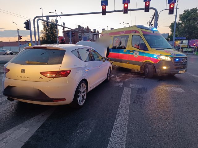 Zgasło zielone, kierowca renaulta zaczął hamować. Zaskoczyło to kierującego seatem (zdjęcia)