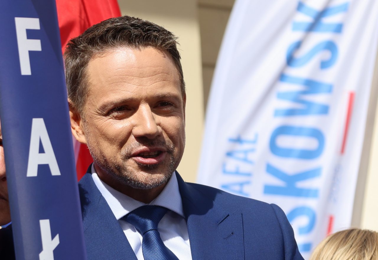 Rafał Trzaskowski w Zamościu: „Mój konkurent flagę zapomniał, zostawił ją w studiu, ale on nawet zapomniał, ile ma mieszkań” (wideo)