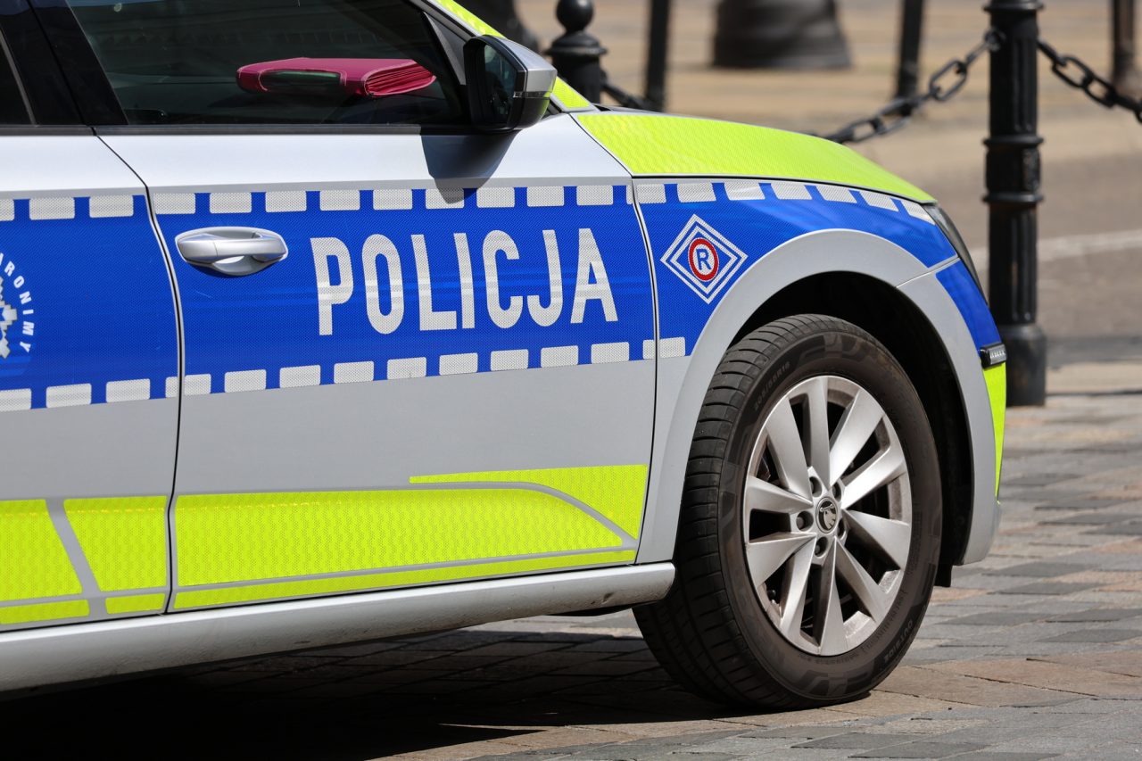 Zatrzymał się na poboczu i udawał, że auto uległo awarii. Był pijany