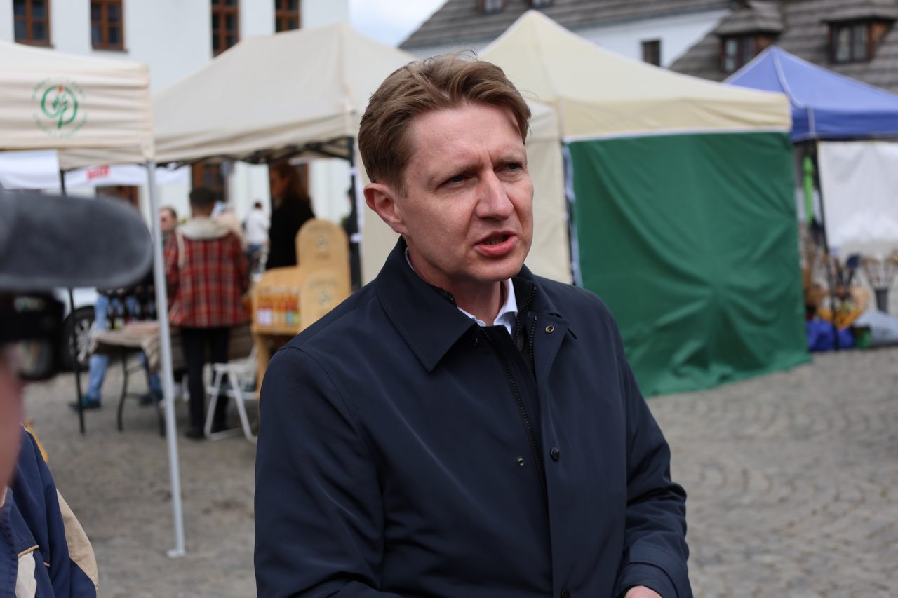 Artur Bartoszewicz odwiedził Kazimierz Dolny. Kandydat na prezydenta RP promował swoją wizję państwa i demokracji bezpośredniej (zdjęcia)