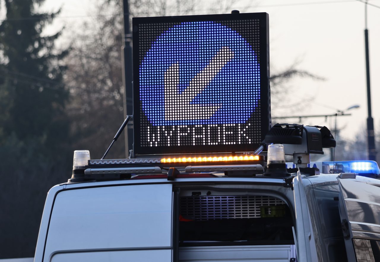 Auto osobowe wjechało do rowu na S17. Utrudnienia na trasie w kierunku Lublina