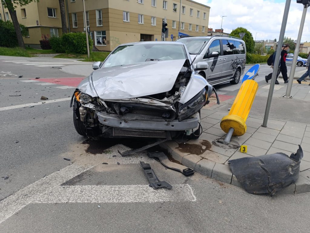 Zderzenie trzech pojazdów na Al. Racławickich. Jedna osoba poszkodowana, duże utrudnienia w ruchu (zdjęcia)