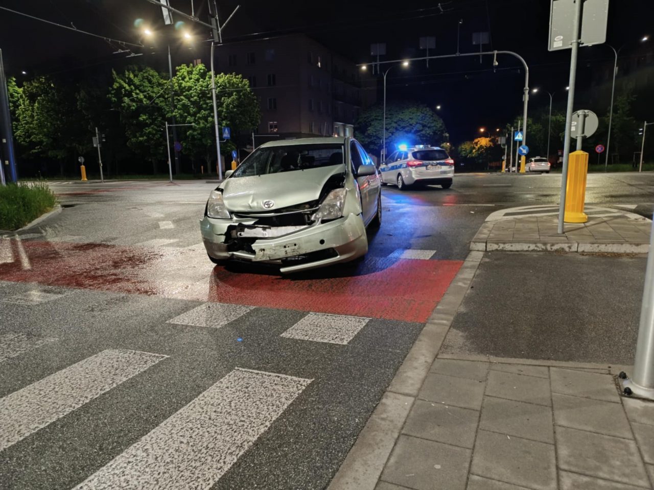 Nocne zderzenie dwóch boltów. Jeden z kierowców nie patrzył na znaki (zdjęcia)