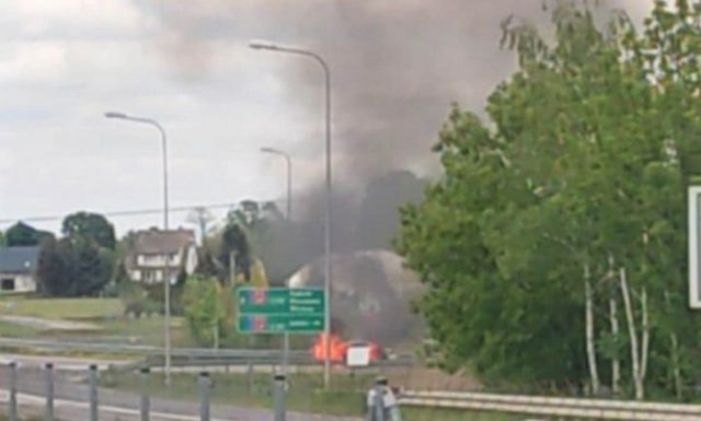 Pożar samochodu osobowego na drodze ekspresowej. Zablokowana łącznica zjazdowa na węźle Kurów Wschód (zdjęcia)