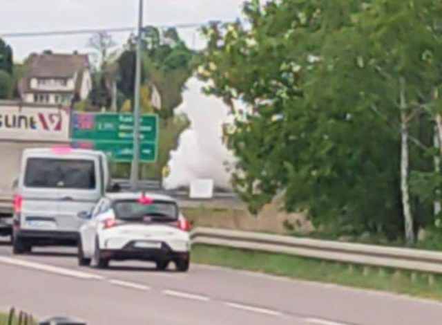 Pożar samochodu osobowego na drodze ekspresowej. Zablokowana łącznica zjazdowa na węźle Kurów Wschód (zdjęcia)