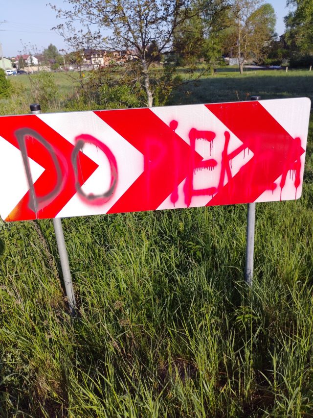Zamalowane znaki drogowe – akt wandalizmu zagrażający bezpieczeństwu mieszkańców (zdjęcia)