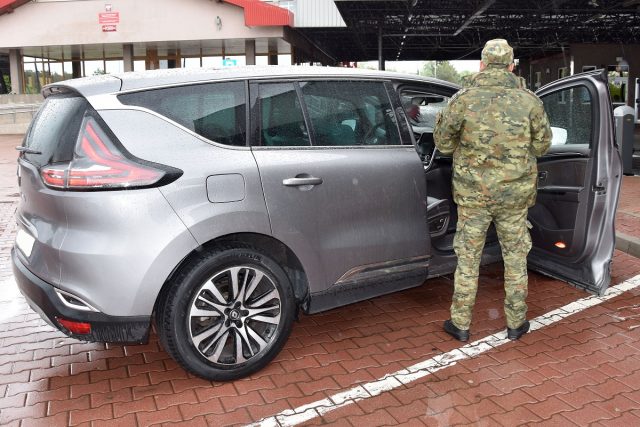 Na granicy w Terespolu odzyskano poszukiwane we Francji auto. Zatrzymano obywatela Białorusi (zdjęcia)