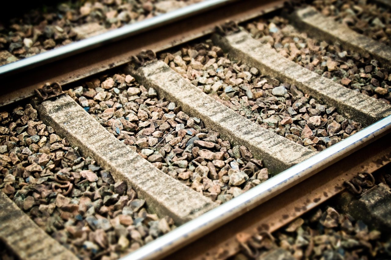 Niebezpieczna zabawa na torach. Nastolatkowie ułożyli kamienie, na które najechał pociąg PKP Intercity