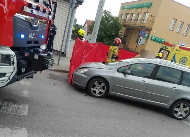 Zderzenie peugeota z motocyklem. Jedna osoba została poszkodowana (zdjęcia)