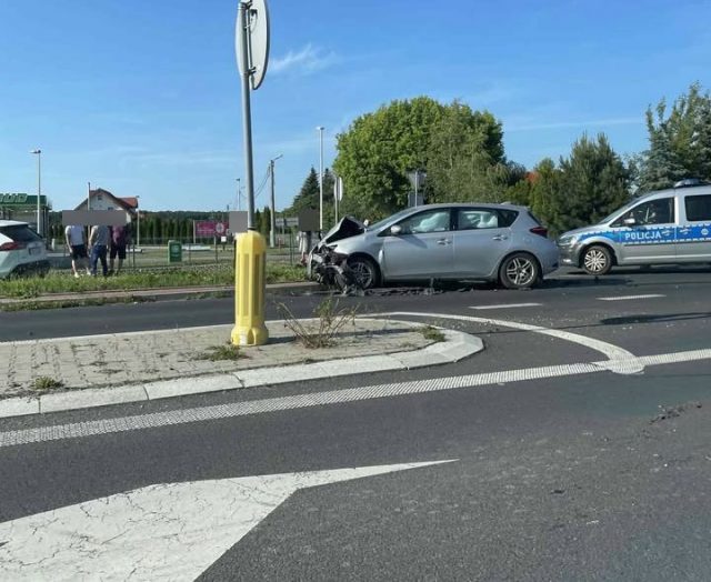 Zderzenie dwóch toyot przy stacji paliw. Są utrudnienia w ruchu na drodze wojewódzkiej (zdjęcia)