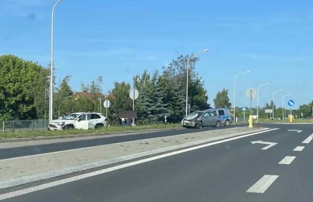 Zderzenie dwóch toyot przy stacji paliw. Są utrudnienia w ruchu na drodze wojewódzkiej (zdjęcia)