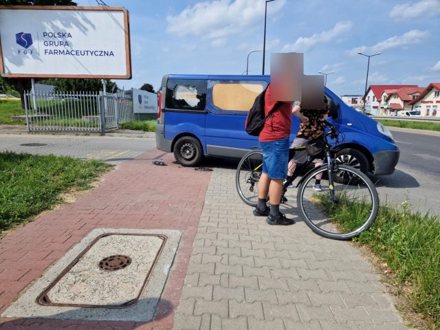 Rowerzysta wjechał w bok dostawczego auta. Z szyby niewiele zostało (zdjęcia)