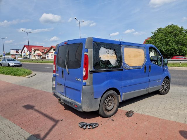 Rowerzysta wjechał w bok dostawczego auta. Z szyby niewiele zostało (zdjęcia)