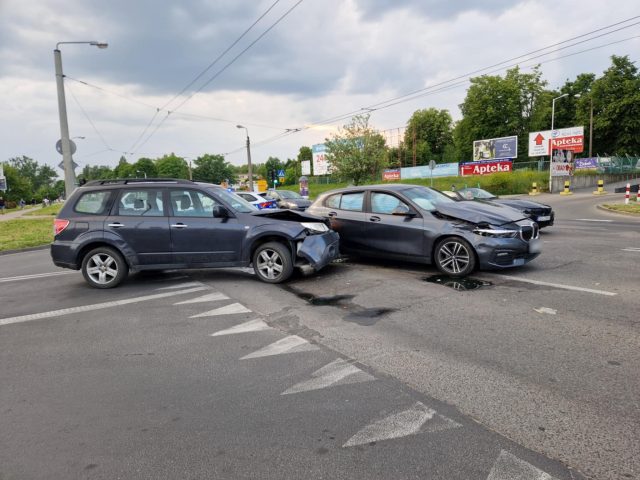 Wyjeżdżał z bocznej uliczki. Nie zauważył nadjeżdżającego BMW (zdjęcia)
