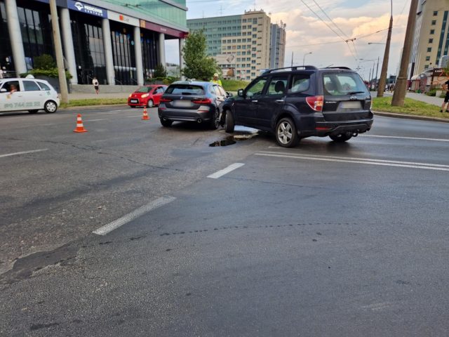 Wyjeżdżał z bocznej uliczki. Nie zauważył nadjeżdżającego BMW (zdjęcia)