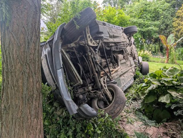 Nad ranem obudził go huk. Na jego posesję „wleciało” BMW (zdjęcia)
