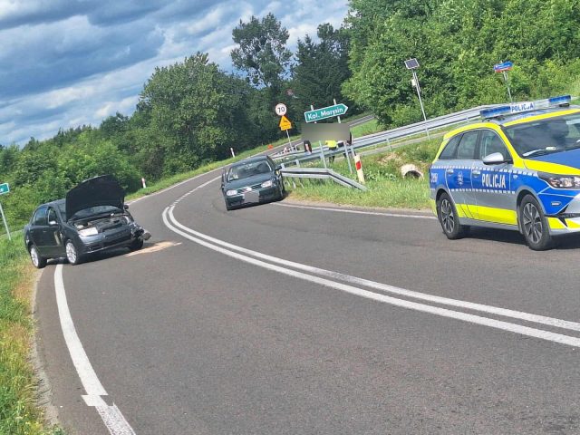 Zignorował znak stop, doprowadził do wypadku. Jedna osoba trafiła do szpitala (zdjęcia)