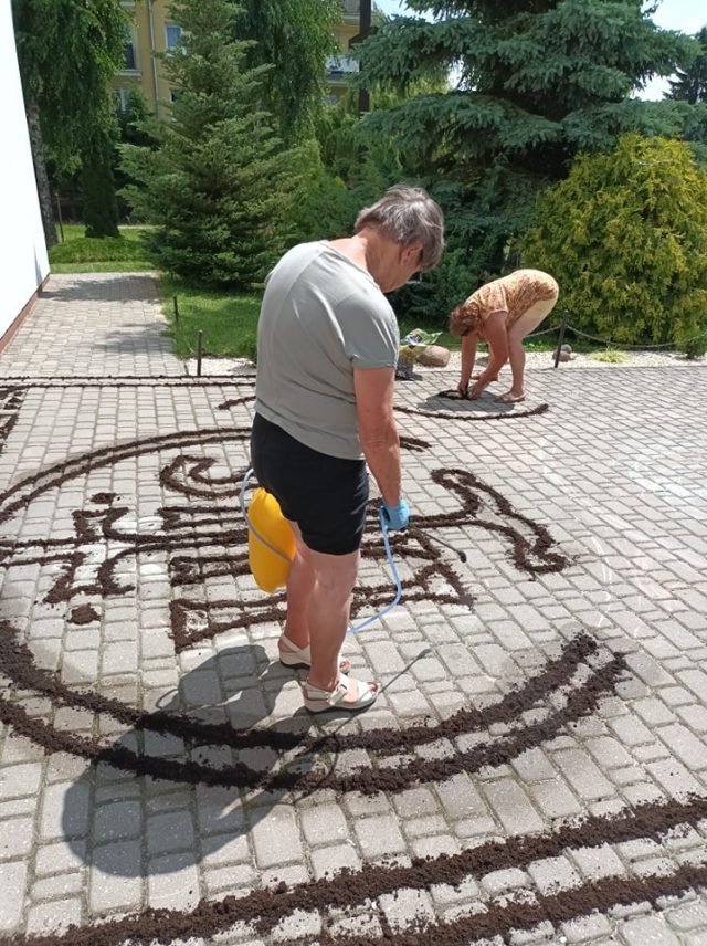 Przygotowania trwały kilka dni. Przed kościołem ułożyli kwietny dywan (zdjęcia)