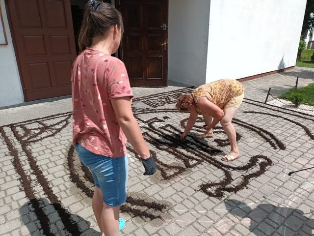Przygotowania trwały kilka dni. Przed kościołem ułożyli kwietny dywan (zdjęcia)