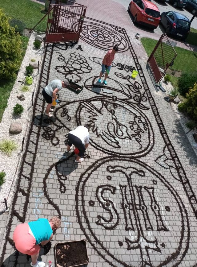Przygotowania trwały kilka dni. Przed kościołem ułożyli kwietny dywan (zdjęcia)