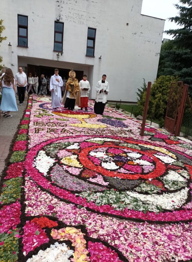 Przygotowania trwały kilka dni. Przed kościołem ułożyli kwietny dywan (zdjęcia)