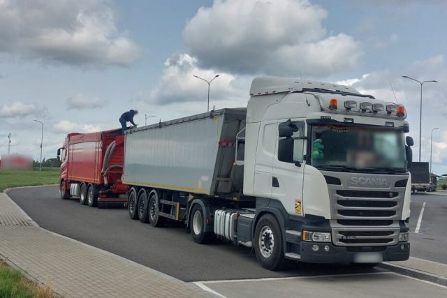 Zatrzymany przeładowany pojazd z kukurydzą na S19. Grozi 40 tys. zł kary (zdjęcia)