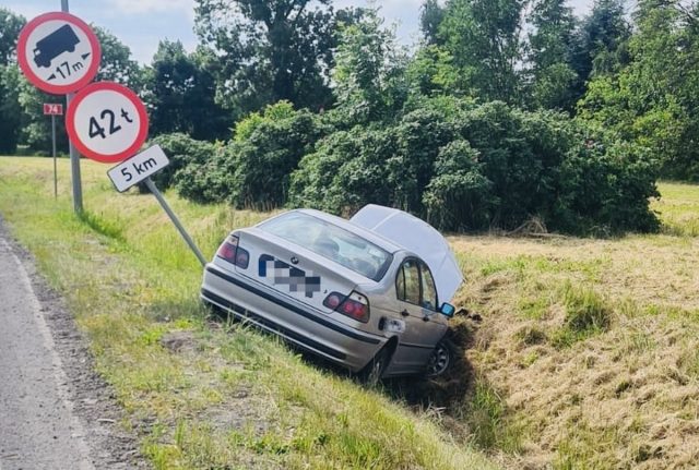 Zderzenie audi i BMW na drodze krajowej nr 74. Dwie osoby trafiły do szpitala (zdjęcia)