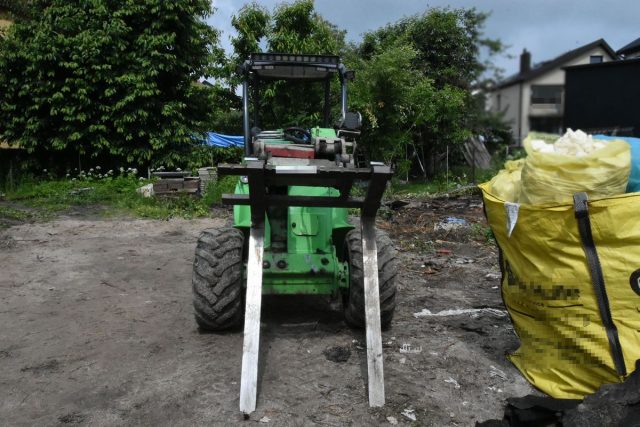 Mężczyzna przygnieciony przez ładowarkę. Operator maszyny był nietrzeźwy i uciekł z miejsca zdarzenia (zdjęcia)