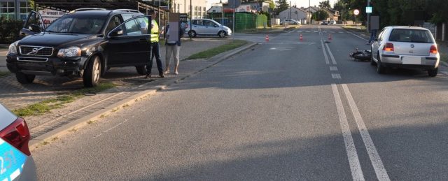 Motocyklista ranny po zderzeniu z dwoma samochodami (zdjęcia)