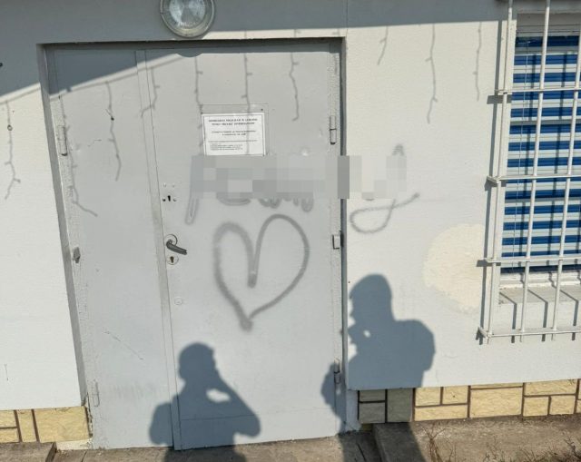 Namalował swoje dane osobowe na budynku wodnego posterunku Policji nad Zalewem Zemborzyckim (zdjęcia)