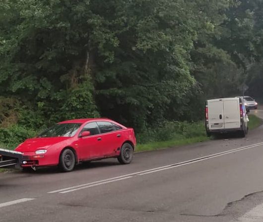 Nie dostosował prędkości do warunków i doprowadził do kolizji. Sprawca ukarany mandatem (zdjęcia)