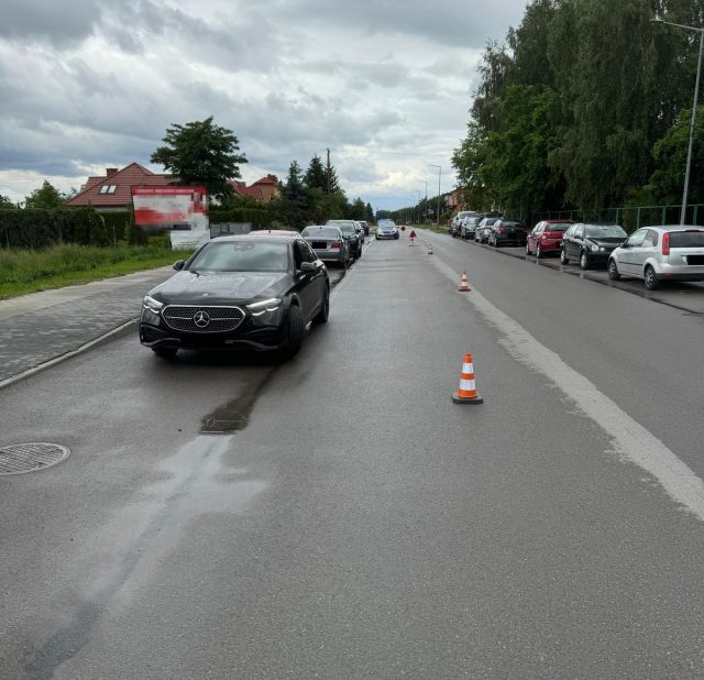 Potrącenie 9-letniej dziewczynki przez mercedesa. Dziecko wybiegło zza zaparkowanego auta (zdjęcia)