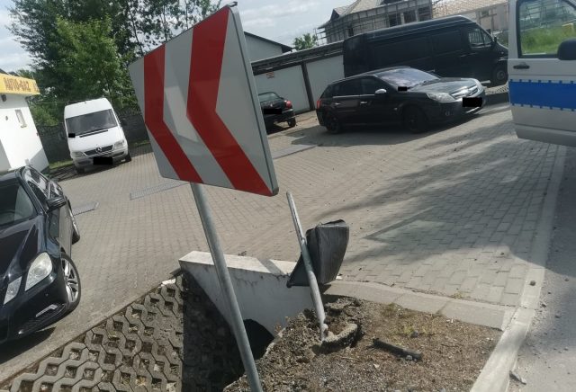 Pijana 29-latka z zakazem prowadzenia uderzyła w znak, auto i garaż. Uciekała z pasażerem w zarośla (zdjęcia)