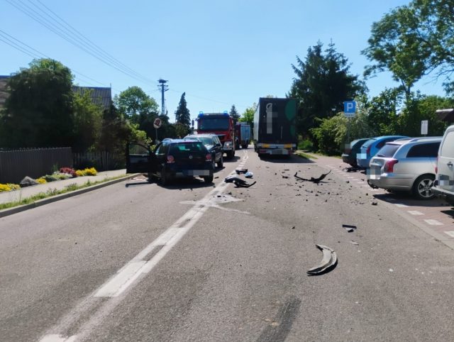 Nieostrożny manewr 78-latka doprowadził do groźnego zderzenia z ciężarówką i jeepem. Senior trafił do szpitala (zdjęcia)