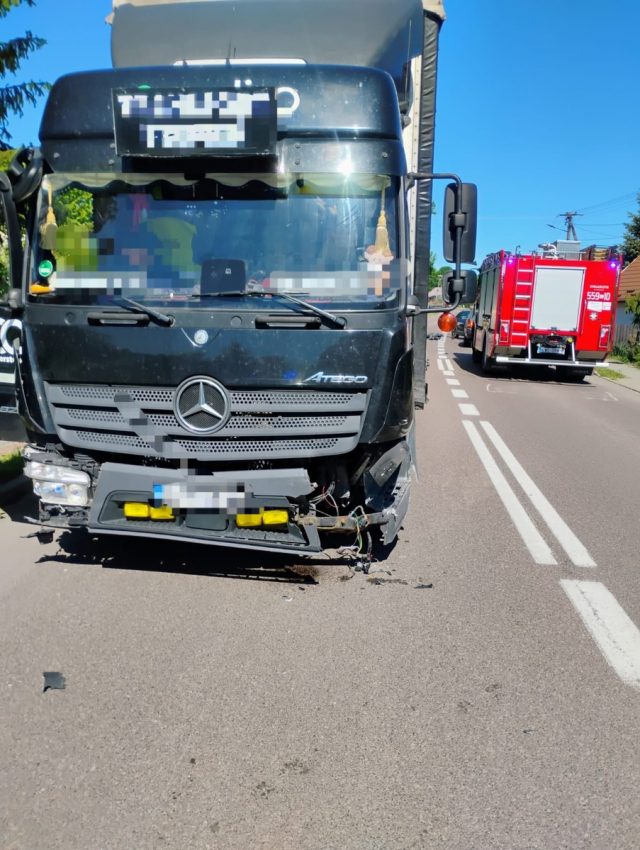 Nieostrożny manewr 78-latka doprowadził do groźnego zderzenia z ciężarówką i jeepem. Senior trafił do szpitala (zdjęcia)
