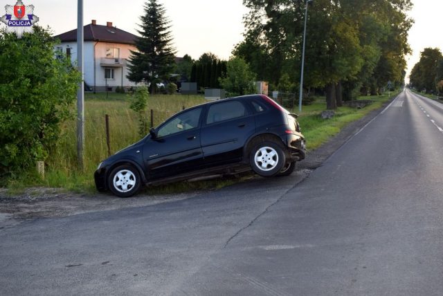 Nietrzeźwy kierowca opla wjechał do rowu i próbował ukryć się przed policją. Miał ponad 3 promile alkoholu (zdjęcia)