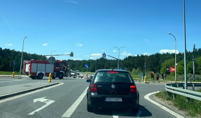 Zderzenie dwóch pojazdów na drodze wojewódzkiej nr 747. Są duże utrudnienia w ruchu (zdjęcia)