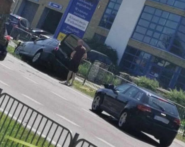 Zderzenie dwóch samochodów w Ćmiłowie. Jeden pojazd zatrzymał się w rowie, są utrudnienia w ruchu (zdjęcia)