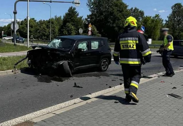 Zderzenie dwóch pojazdów na drodze wojewódzkiej nr 747. Są duże utrudnienia w ruchu (zdjęcia)
