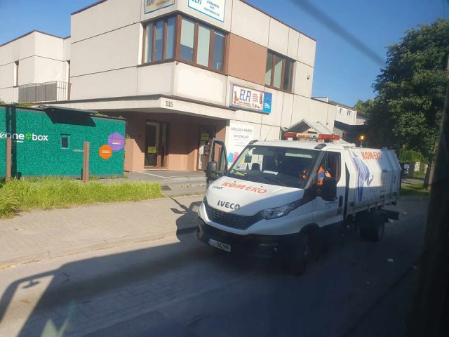 Zderzenie samochodu osobowego ze śmieciarką na ul. Kunickiego w Lublinie (zdjęcia)