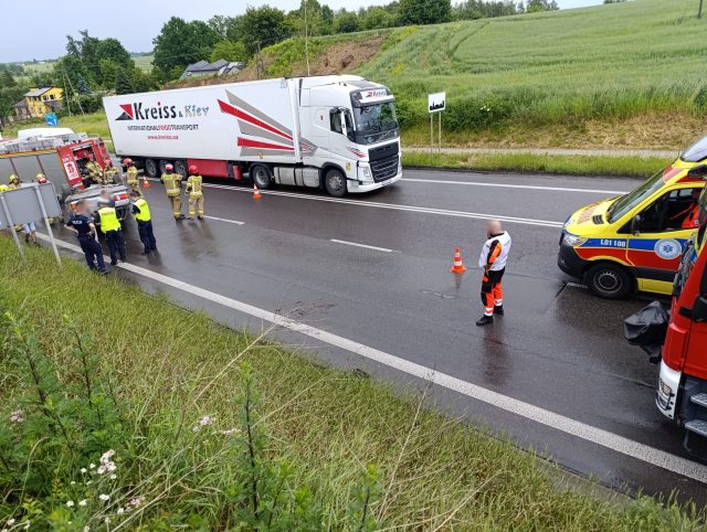 Wypadek w Ciecierzynie. Kobieta trafiła do szpitala po dachowaniu pojazdu (zdjęcia)