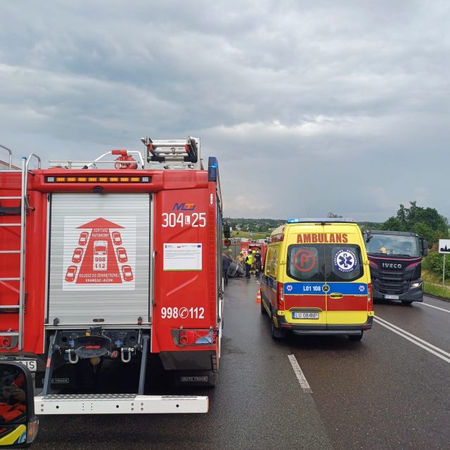 Wypadek w Ciecierzynie. Kobieta trafiła do szpitala po dachowaniu pojazdu (zdjęcia)