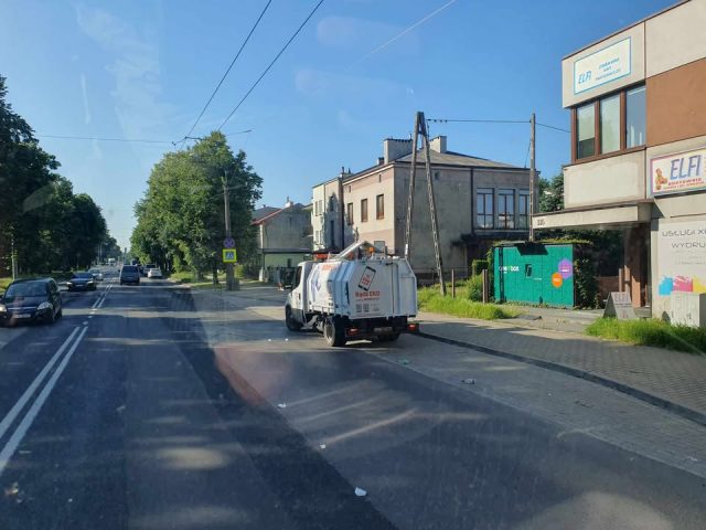 Zderzenie samochodu osobowego ze śmieciarką na ul. Kunickiego w Lublinie (zdjęcia)