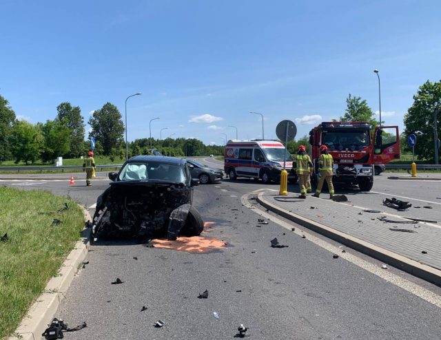 Zderzenie dwóch pojazdów na drodze wojewódzkiej nr 747. Są duże utrudnienia w ruchu (zdjęcia)