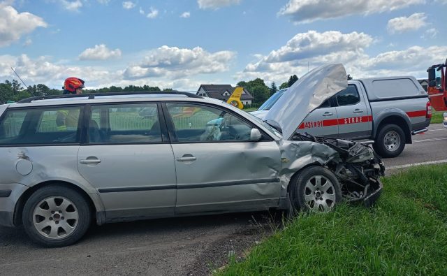 Zderzenie dwóch pojazdów na DK17 w Fajsławicach. Duże utrudnienia w ruchu (zdjęcia)